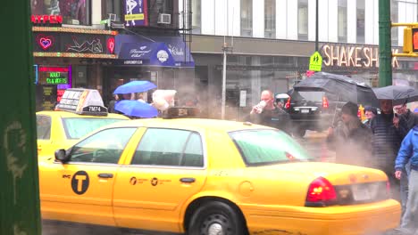 Eine-New-Yorker-Straßenszene-Im-Regen-3