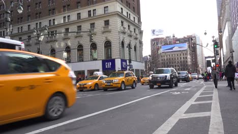 Los-Coches-Pasan-En-Una-Calle-De-Manhattan-En-La-Ciudad-De-Nueva-York