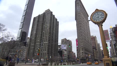 Tráfico-Que-Pasa-Frente-Al-Icónico-Edificio-Flatiron-1-De-Nueva-York