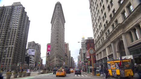 Tráfico-Que-Pasa-Frente-Al-Icónico-Edificio-Flatiron-2-De-Nueva-York