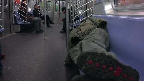 Ein-Obdachloser-Schläft-In-Einer-U-Bahn