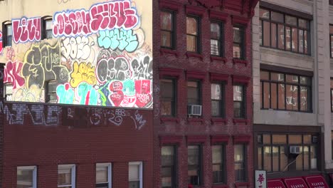 El-Arte-De-Graffiti-Aparece-En-El-Lateral-De-Un-Edificio-En-La-Ciudad-De-Nueva-York