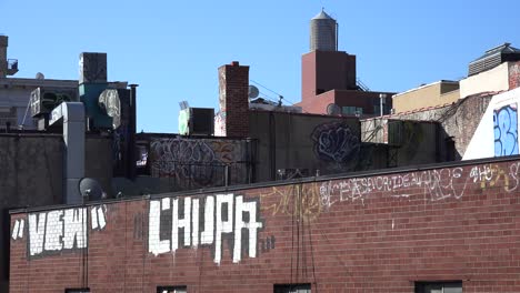Graffiti-Kunst-Erscheint-An-Der-Seite-Eines-Gebäudes-Vor-Der-Skyline-In-New-York-City