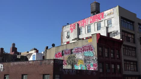 Graffiti-Kunst-Erscheint-An-Der-Seite-Eines-Gebäudes-Vor-Der-Skyline-In-New-York-City-1