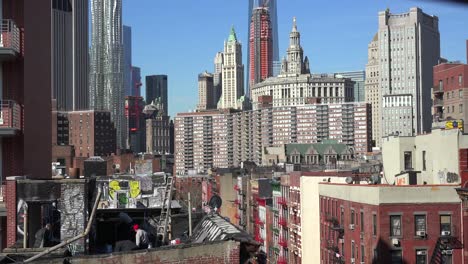 Eine-Dachansicht-Mit-Blick-über-Das-Finanzviertel-Von-New-York-City-Zu-Einem-World-Trade-Center-2