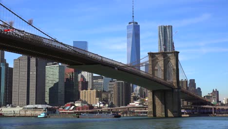 Toma-De-Establecimiento-De-La-Ciudad-De-Nueva-York-Con-El-Puente-De-Brooklyn-Freedom-Tower-Y-East-Río-1