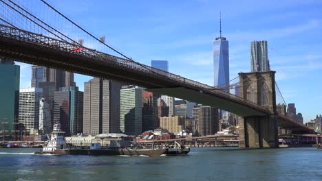 Toma-De-Establecimiento-De-La-Ciudad-De-Nueva-York-Con-El-Puente-De-Brooklyn-Freedom-Tower-Y-East-Río-2