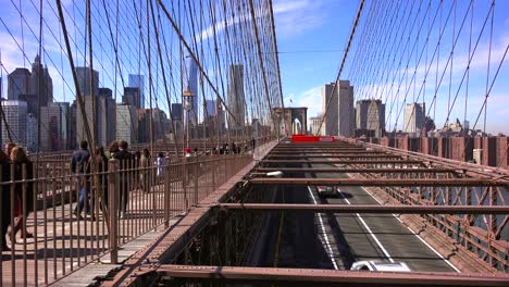 Los-Peatones-Cruzan-El-Puente-De-Brooklyn-Con-Manhattan-Y-La-Torre-De-La-Libertad-En-La-Distancia-2