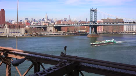 Una-Barcaza-Pasa-Bajo-El-Puente-De-Manhattan-En-La-Ciudad-De-Nueva-York