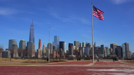 Weitläufige-Aufnahme-Von-New-York-City-Mit-Amerikanischer-Flagge-Im-Vordergrund