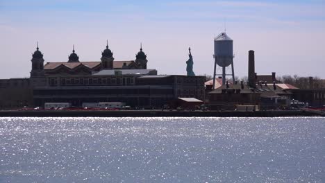 Ein-Blick-Auf-Ellis-Island-Mit-Der-Freiheitsstatue-In-Entfernung-1