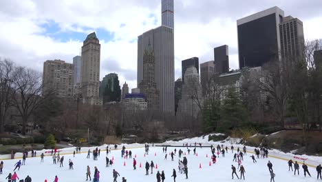 Patinadores-Sobre-Hielo-En-El-Parque-Central-De-La-Ciudad-De-Nueva-York