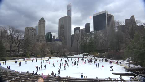 Patinadores-Sobre-Hielo-En-El-Parque-Central-De-La-Ciudad-De-Nueva-York-2