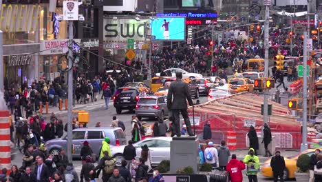 Massen-Von-Autos-Und-Fußgängern-Auf-Dem-Times-Square-In-New-York-City