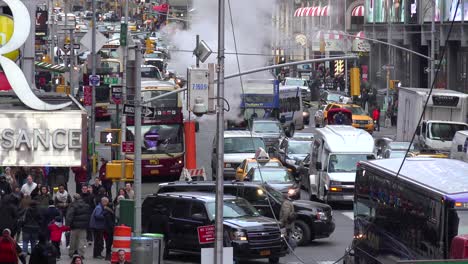 Multitudes-De-Coches,-Autobuses-Y-Peatones-En-Times-Square,-Nueva-York-2