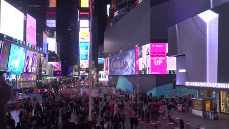 Panorámica-A-Través-De-Multitudes-De-Personas-Y-Anuncios-De-Neón-Brillante-En-Times-Square-De-Nueva-York-1