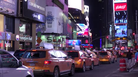 Nächtliche-Menschenmengen,-Taxis-Und-Helle-Neon-Werbung-Auf-Dem-Times-Square-In-New-York-City-1