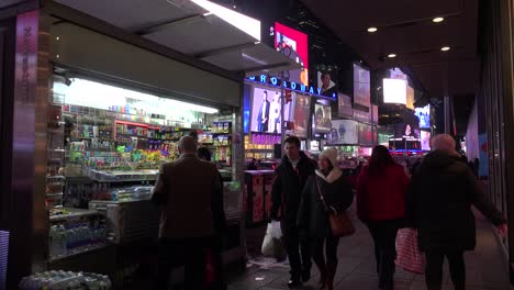 Multitudes-Nocturnas-De-Personas-Y-Anuncios-De-Neón-Brillantes-En-Times-Square,-Nueva-York-1