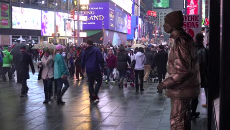 Multitudes-De-Personas-Pasan-Junto-A-Un-Mimo-En-Times-Square-De-Nueva-York