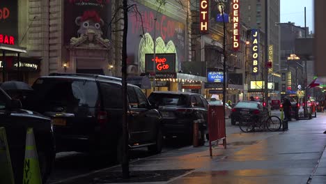 Una-Hermosa-Escena-Callejera-De-Nueva-York-Por-La-Noche-Bajo-La-Lluvia-Con-Cualidades-De-Pintura-1