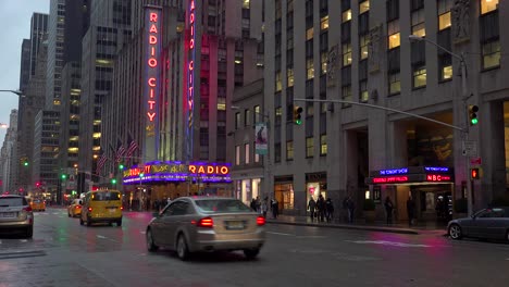 Eine-Schöne-Aufnahme-Der-Radio-City-Music-Hall-In-New-York-City-Mit-Verkehr-1