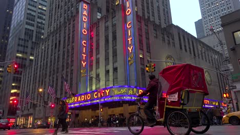 Una-Bonita-Toma-De-Establecimiento-Del-Radio-City-Música-Hall-En-La-Ciudad-De-Nueva-York-Con-Tráfico-Pasando-2