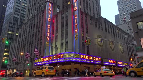 Una-Bonita-Toma-De-Establecimiento-Del-Radio-City-Música-Hall-En-La-Ciudad-De-Nueva-York-Con-Tráfico-Pasando-3