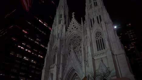 Disparo-De-ángulo-Bajo-De-La-Magnífica-Catedral-Gótica-De-San-Patricio-De-Nueva-York-En-La-Noche
