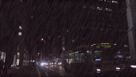 Der-Verkehr-Bewegt-Sich-Nachts-Während-Eines-Großen-Regenschauers-Entlang-Der-Fifth-Avenue-Von-New-York