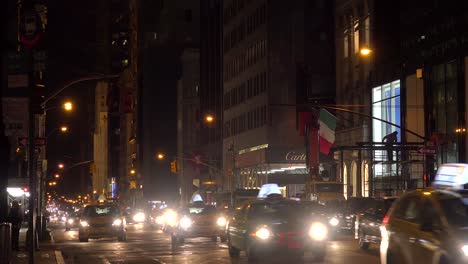 Los-Taxis-Y-El-Tráfico-Nocturno-En-La-Ciudad-De-Nueva-York.