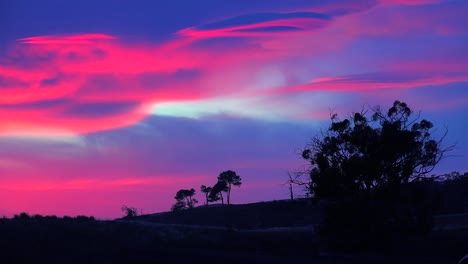 Ein-Wunderschöner-Jenseitiger-Sonnenaufgang-Oder-Sonnenuntergang-Entlang-Der-Kalifornischen-Küste-Mit-Einem-Silhouettenbaum-Im-Vordergrund-2