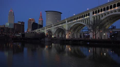 Abendaufnahme-Von-Cleveland-Ohio-Mit-Brückenvordergrund-1