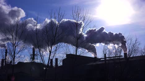 El-Calentamiento-Global-Es-Sugerido-Por-Tomas-De-Una-Acería-Arrojando-Humo-Al-Aire-Con-Fondo-De-Sol