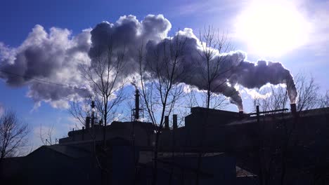 Globale-Erwärmung-Wird-Durch-Aufnahmen-Von-Einem-Stahlwerk-Suggeriert,-Das-Rauch-In-Die-Luft-Mit-Sonnenhintergrund-Ausstößt-1
