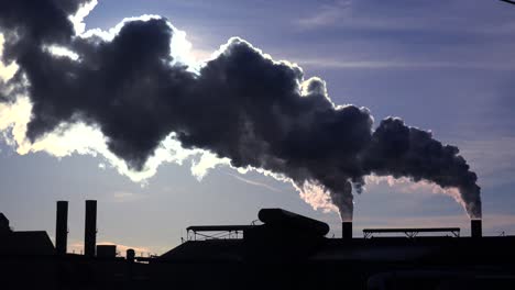 El-Calentamiento-Global-Es-Sugerido-Por-Tomas-De-Una-Acería-Arrojando-Humo-Al-Aire-Con-Fondo-De-Sol-5