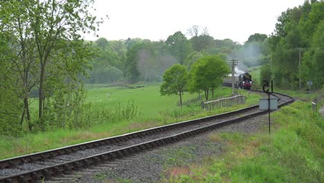 El-Tren-De-Vapor-Orient-Express-Pasando-Por-La-Campiña-Inglesa