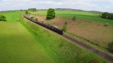 Una-Antena-De-Un-Tren-De-Vapor-A-Su-Paso-Por-La-Campiña-Inglesa-A-Alta-Velocidad