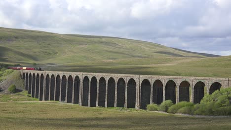 Un-Tren-De-Vapor-Pasa-Por-Un-Largo-Viaducto-De-Piedra-En-La-Campiña-Inglesa-1