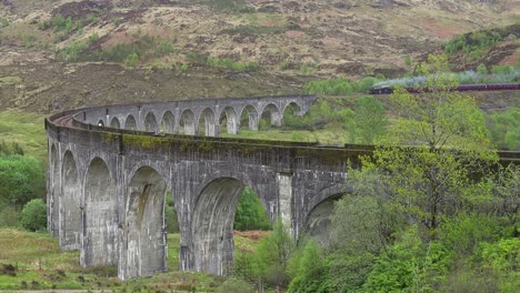 Ein-Dampfzug-Fährt-über-Das-Glenfinnan-Viadukt-In-Schottland