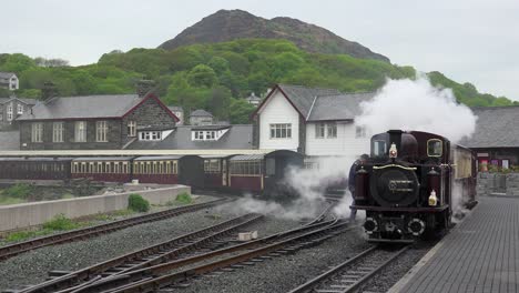 El-Tren-De-Vapor-Ffestiniog-Railway-Sale-De-La-Estación-De-Tren-De-Porthmadog-En-Gales