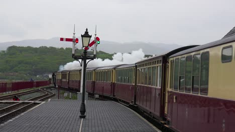 El-Tren-De-Vapor-Ffestiniog-Railway-Sale-De-La-Estación-De-Tren-De-Porthmadog-En-Gales-2