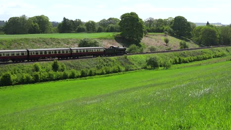 Ein-Dampfzug-Fährt-Mit-Hoher-Geschwindigkeit-Durch-Die-Englische-Landschaft-1