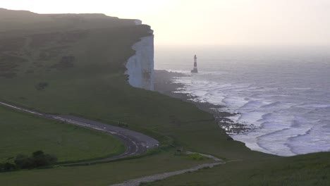 Una-Hermosa-Toma-De-Establecimiento-De-Los-Acantilados-Blancos-De-Dover-En-Beachy-Head-Inglaterra-Con-Faro