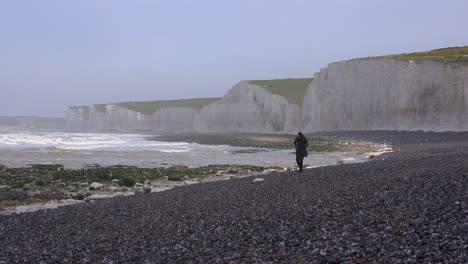 Una-Mujer-Camina-Por-Los-Acantilados-Blancos-De-Dover,-Cerca-De-Beachy-Head,-En-El-Sur-De-Inglaterra