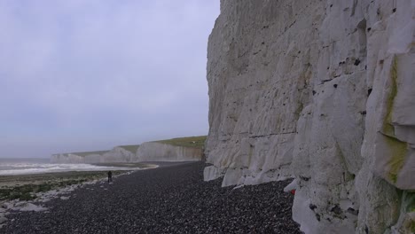 Una-Mujer-Distante-Camina-Por-Los-Acantilados-Blancos-De-Dover-Cerca-De-Beachy-Head-En-El-Sur-De-Inglaterra