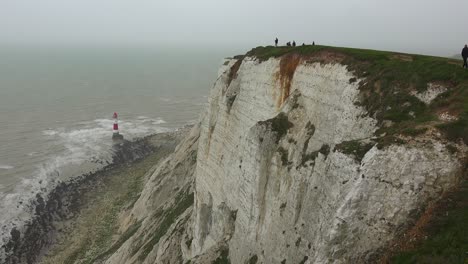 Ein-Leuchtturm-Entlang-Der-Weißen-Klippen-Von-Dover-In-Der-Nähe-Von-Beachy-Head-Im-Süden-Englands