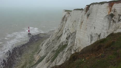 Ein-Leuchtturm-Entlang-Der-Weißen-Klippen-Von-Dover-In-Der-Nähe-Von-Beachy-Head-Im-Süden-Englands-1