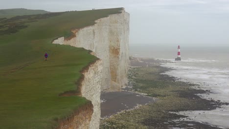 Ein-Leuchtturm-Entlang-Der-Weißen-Klippen-Von-Dover-In-Der-Nähe-Von-Beachy-Head-Im-Süden-Englands-3