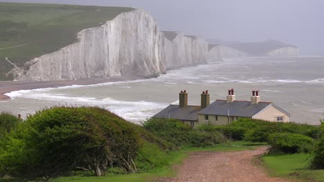 Hermosas-Casas-A-Lo-Largo-De-La-Orilla-De-Los-Acantilados-Blancos-De-Dover-En-Beachy-Head-Inglaterra