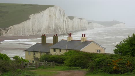 Schöne-Häuser-Entlang-Der-Küste-Der-Weißen-Klippen-Von-Dover-Bei-Beachy-Head-England-1